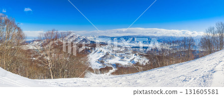 從無人看管、未經修整的雪道上俯瞰滑雪場全景（新潟縣斑尾高原） 131605581