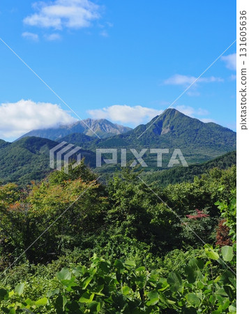 從蒜山大山天際線木目台展望休息處眺望大山和烏山 從蒜山大山天際線木目台展望休息處眺望大山和烏山 131605636