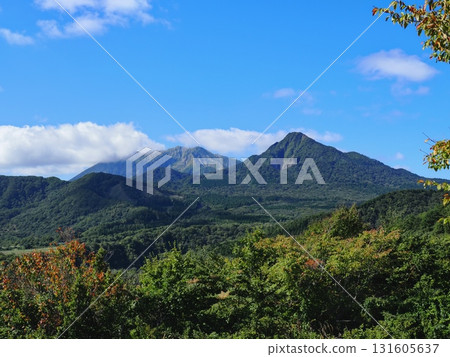從蒜山大山天際線木目台展望休息處眺望大山和烏山 從蒜山大山天際線木目台展望休息處眺望大山和烏山 131605637