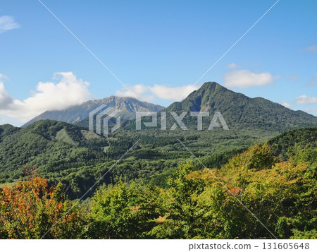 從蒜山大山天際線木目台展望休息處眺望大山和烏山 從蒜山大山天際線木目台展望休息處眺望大山和烏山 131605648
