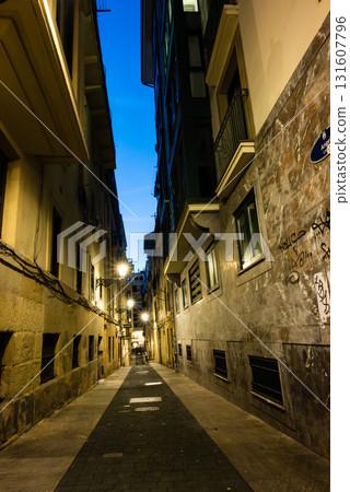 西班牙聖塞瓦斯蒂安老城黎明前：空蕩蕩的鵝卵石街道、路燈和歷史建築 131607796