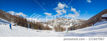 在晴朗的日子裡,一大群修學旅行的學生在滑雪場享受滑雪的冬日全景(長野縣斑尾高原) 在晴朗的日子裡,一大群修學旅行的學生在滑雪場享受滑雪的冬日全景(長野縣斑尾高原) 131607967