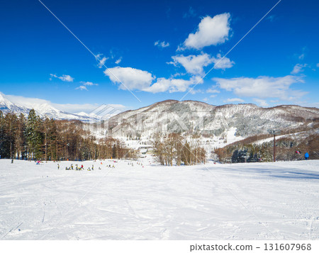擁有寬闊雪道和晴朗天空、可眺望白雪皚皚的山脈的滑雪勝地(長野縣斑尾高原) 擁有寬闊雪道和晴朗天空、可眺望白雪皚皚的山脈的滑雪勝地(長野縣斑尾高原) 131607968