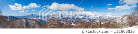 A spectacular winter panorama of the Hokushin Five Mountains and Lake Nojiri seen from a high vantage point at a ski resort (taken from Madarao Plateau, Nagano Prefecture) 131608826