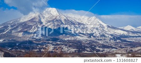 用長焦鏡頭拍攝的冬日白雪皚皚的妙高山及其山腳下的滑雪場景色(拍攝地點:長野縣斑尾高原) 用長焦鏡頭拍攝的冬日白雪皚皚的妙高山及其山腳下的滑雪場景色(拍攝地點:長野縣斑尾高原) 131608827