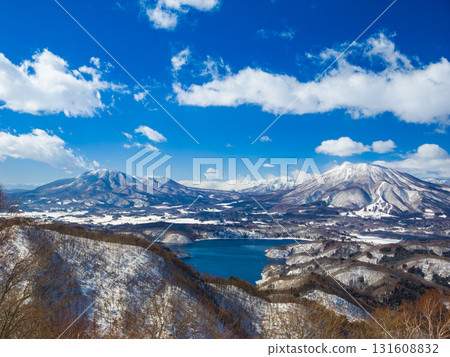Spectacular winter view of Lake Nojiri and snow-capped Mt. Iizuna and Mt. Kurohime (taken from Madarao Plateau, Nagano Prefecture) 131608832