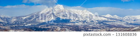 用長焦鏡頭拍攝的冬日白雪皚皚的妙高山及其山腳下的滑雪場景色（拍攝地點：長野縣斑尾高原） 131608836
