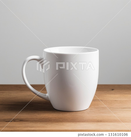 桌子上的白色杯子 131610106