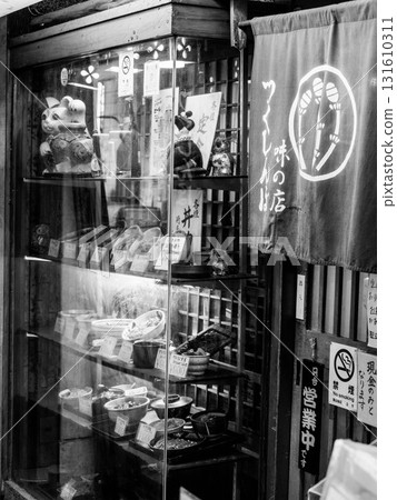 Higashiyama Shopping Arcade, Kobe's kitchen, where vestiges of the Showa era remain 131610311