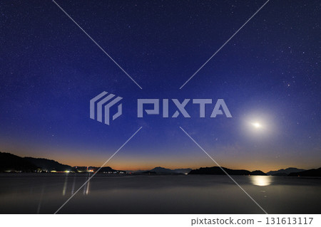 Winter starry scenery of Setouchi: The moon rising in the twilight sky and the Milky Way Winter starry scenery of Setouchi: The moon rising in the twilight sky and the Milky Way 131613117