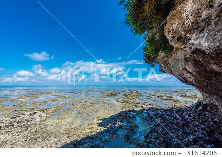 Beautiful beach on Tarama Island at low tide 131614206
