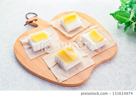 Place fish cake and cheese on top of the skin. 131614874
