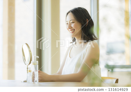 一個女人在客廳照鏡子 一個女人在客廳照鏡子 131614929