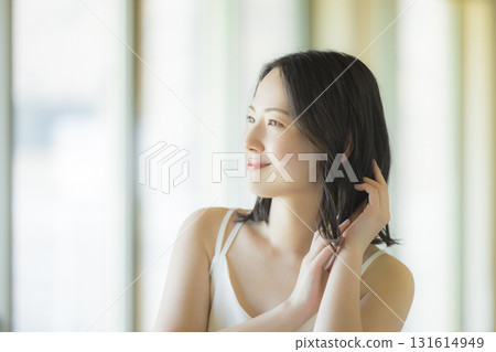 一位女士在客廳做頭髮護理 131614949