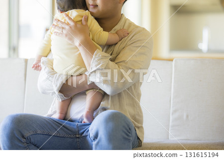爸爸抱著一個嬰兒 爸爸抱著一個嬰兒 131615194