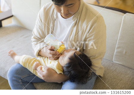 爸爸抱著一個嬰兒 爸爸抱著一個嬰兒 131615200