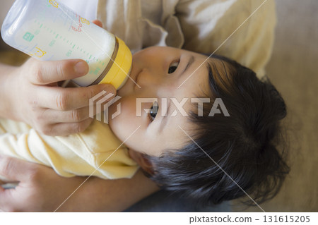 爸爸抱著一個嬰兒 131615205