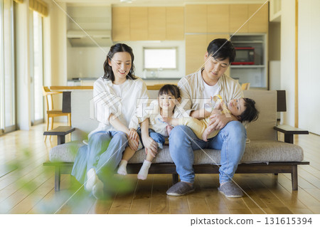 家庭的客廳 家庭的客廳 131615394