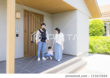 Family at the entrance going out 131615684