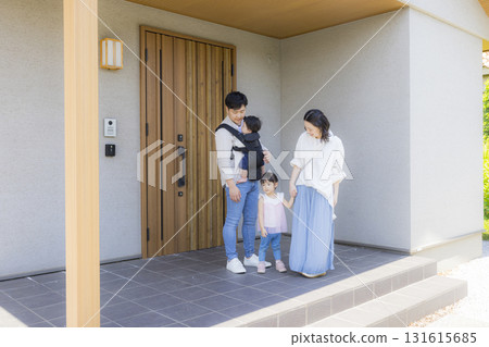 一家人在入口處外出 一家人在入口處外出 131615685