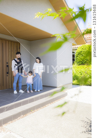 一家人在入口處外出 一家人在入口處外出 131615688