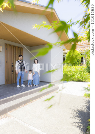 一家人在入口處外出 131615689