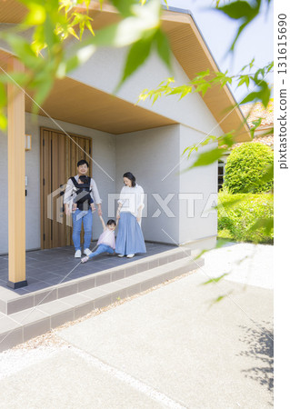 一家人在入口處外出 131615690