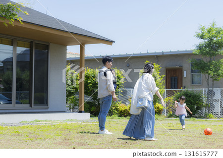 一家人在花園裡玩耍 一家人在花園裡玩耍 131615777