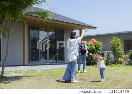 Family playing in the garden 131615779