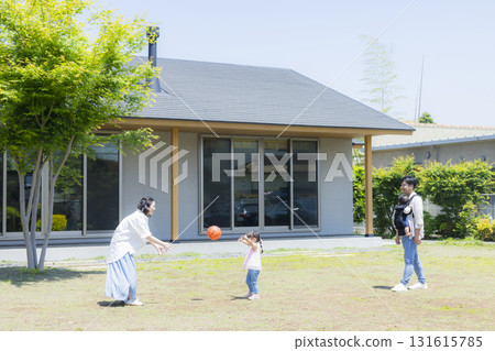 Family playing in the garden 131615785