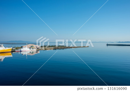 [Aomori Port] Aomori Bay area in the early morning. A view of Mutsu Bay without a single wave. 131616090