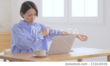 在家工作的女性很受歡迎 131616336