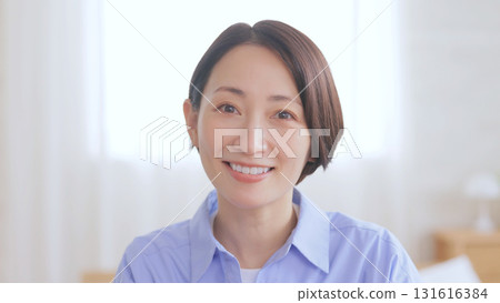 Woman speaking into the camera Woman speaking into the camera 131616384