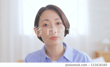 女人對著鏡頭說話 女人對著鏡頭說話 131616385