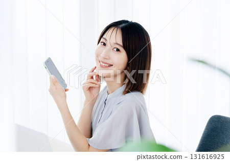在辦公室看智能手機的女商人 131616925