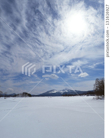 冬日的里磐梯和檜原湖。廣闊的雪原、巍峨的樹木、白雪皚皚的磐梯山,以及在藍天白雲映襯下閃耀的太陽,美不勝收。 冬日的里磐梯和檜原湖。廣闊的雪原、巍峨的樹木、白雪皚皚的磐梯山,以及在藍天白雲映襯下閃耀的太陽,美不勝收。 131616927