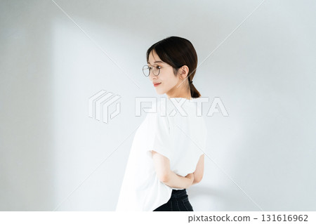 身穿 T 恤的女子肖像 131616962