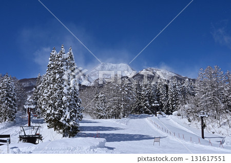 從池之平溫泉阿爾卑斯山滑雪場眺望白雪皚皚的妙高山(3) 從池之平溫泉阿爾卑斯山滑雪場眺望白雪皚皚的妙高山(3) 131617551