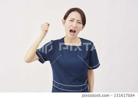 女美女護士權力騷擾白色背景 131617884