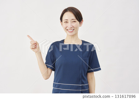 指向左邊的女美容護士，白色背景 131617896