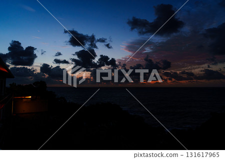 南紀勝浦市熊野海邊的黎明。天空漸漸亮了起來，朝霞在地平線上閃耀。 131617965