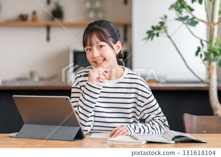小學和國中女生使用平板電腦學習和做作業 小學和國中女生使用平板電腦學習和做作業 131618104