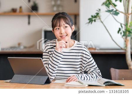 小學和國中女生使用平板電腦學習和做作業 131618105