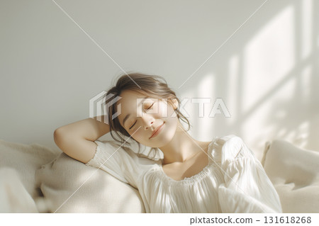 沙發上睡覺的女人,肖像 沙發上睡覺的女人,肖像 131618268