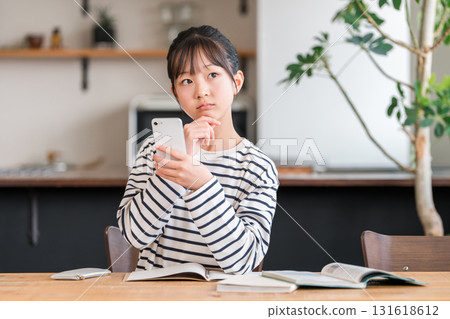 在家使用智慧型手機學習的小學和國中女生（困擾、思考） 131618612