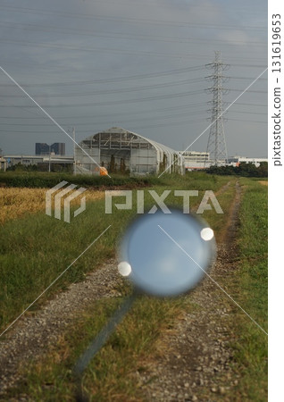 稻田風景與摩托車後視鏡 131619653