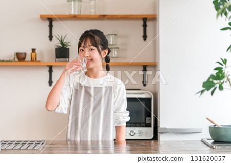Kitchen, elementary school student, junior high school student girl drinking water in the kitchen 131620057