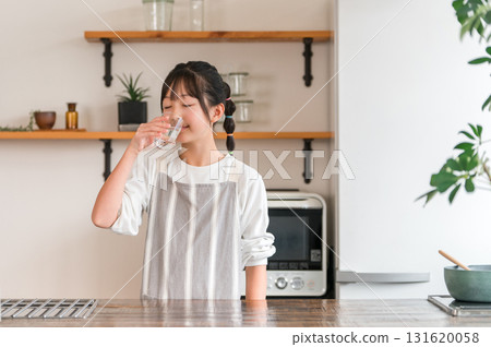Kitchen, elementary school student, junior high school student girl drinking water in the kitchen Kitchen, elementary school student, junior high school student girl drinking water in the kitchen 131620058