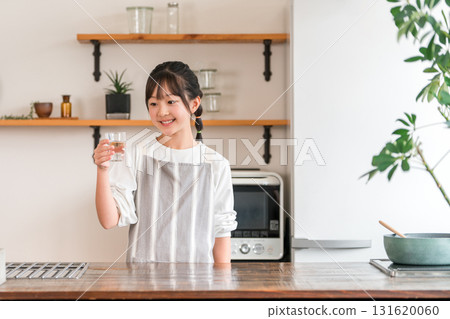 廚房，小學生，國中生女孩在廚房喝水 131620060