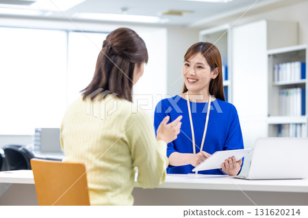 諮詢：櫃檯的一位女士正在解釋 131620214